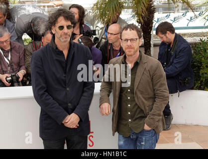 Joel Coen und Ethan Coen stellen beim Photocall zum Film "Inside Llewyn Davis" bei den Filmfestspielen von Cannes an der 66. Filmfestspiele von Cannes am 19. Mai 2013, in Cannes, Frankreich. Foto von Francis Specker Stockfoto