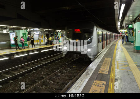 Zug der Mong Kok East Station in Hong Kong, China. Stockfoto