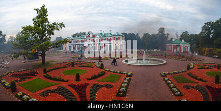 Panoramische Ansicht der schönen Garten in der Nähe von Kadriorg-Palast am Abend am Tag der Lichterfest im Kadrioru Park in Tallinn, Estland. Stockfoto