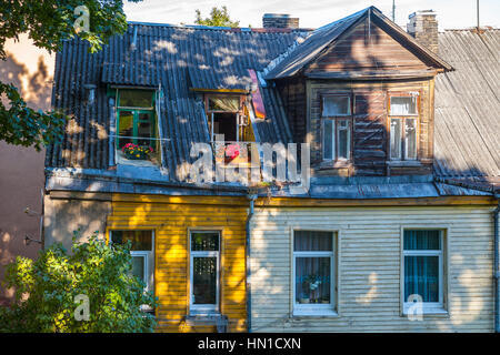 Alte Haus blumigen Balkon und Rood am sonnigen Tag. Vilnius, Litauen Stockfoto