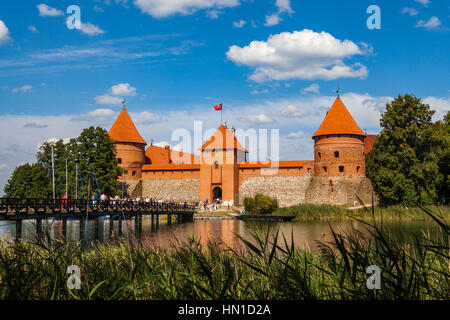 TRAKAI, Litauen - 22. August 2015: Galves Sees, Trakai alten roten Ziegeln Burg Ansicht. Stockfoto