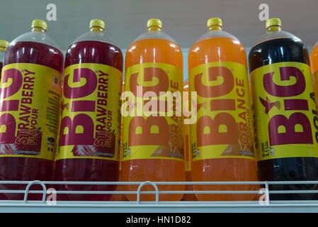 Große Erdbeeren, große orange und große Cola Limonaden für Verkauf in einem Supermarkt Kampot, Kambodscha Stockfoto