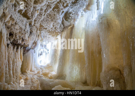 Eishöhle in gefrorenen Wasserfall Jagala, Estland Stockfoto