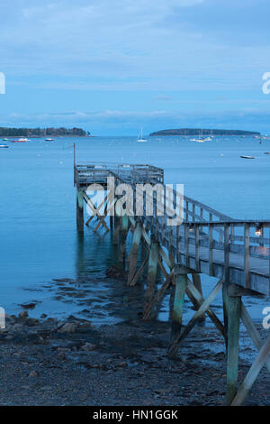 Pier in Southwest Harbor am Abend Stockfoto