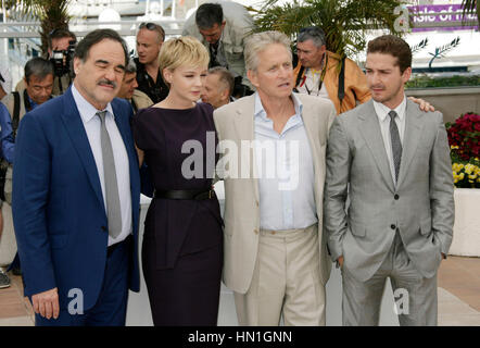 Von links: Oliver Stone, Carey Mulligan, Michael Douglas und Shia LaBeouf beim Photocall zum Film "Wall Street: Money Never Sleeps, bei der 63. Filmfestspiele von Cannes in Cannes, Frankreich am 14. Mai 2010. Foto von Francis Specker Stockfoto