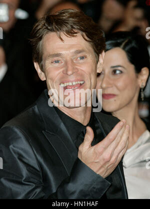 Der Schauspieler Willem Dafoe mit Giada Colagrande im Hintergrund kommt bei der Antichrist-Premiere an, die am 18. Mai 2009 im Palais des Festivals während der Internationalen Filmfestspiele von Cannes 62nd in Cannes, Frankreich, stattfand. Foto von Francis Specker Stockfoto