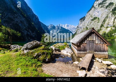 Fantastische Aussicht auf den türkisblauen See Obersee unter Sonnenlicht. Dramatische und malerische Szene. Stockfoto