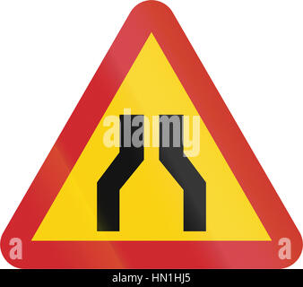 Straßenschild in Schweden - Straße verengt sich von beiden Seiten verwendet. Stockfoto