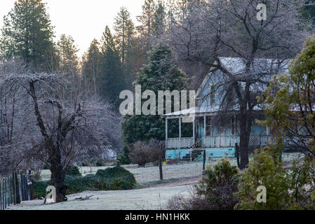 Ein schneebedecktes Haus im ländlichen Groveland, Tuolumne County, Kalifornien, USA Stockfoto