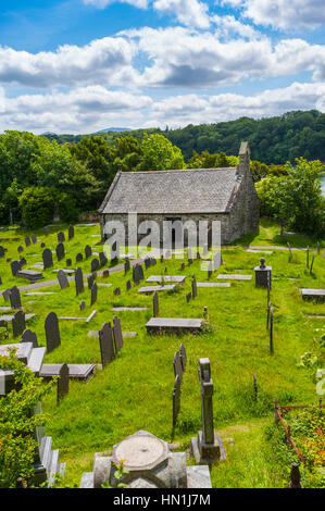 Der Friedhof der St. Tysilio Kirche Kirche Insel in der Menai Straitghts an der Menai Bridge Anglesey Stockfoto