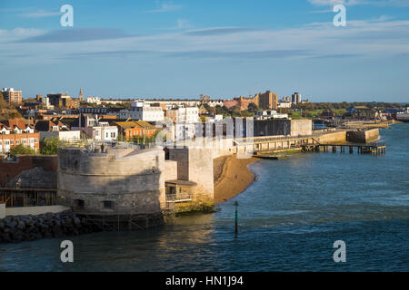 Der Runde Turm und der Turm am Eingang zum Hafen von Portsmouth Stockfoto