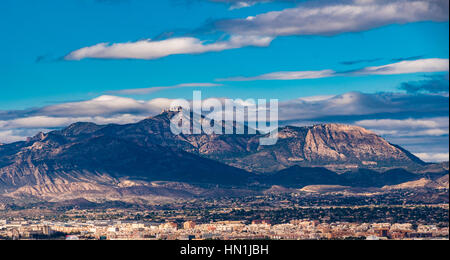 Alicante ist eine Hafenstadt am süd-östlichen Costa Blanca Spaniens und die Hauptstadt der Provinz Alicante Stockfoto