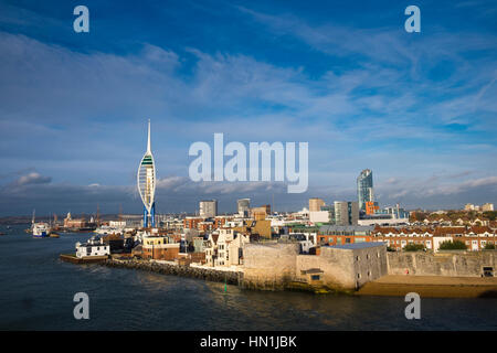 Altes Portsmouth der Rundturm und Spinnaker Tower am Eingang zum Hafen von Portsmouth Stockfoto