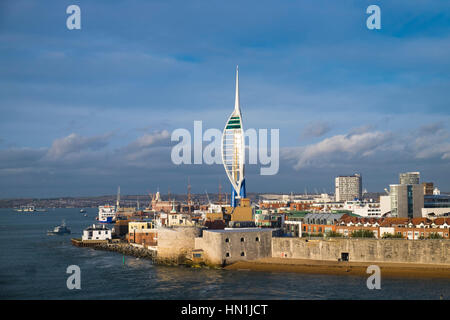 Altes Portsmouth der Rundturm und Spinnaker Tower am Eingang zum Hafen von Portsmouth Stockfoto