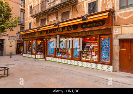 Josep Roca-Shop in Plaça del Pi außerhalb Basilica de Santa Maria del Pi in Barcelona. Verkauf von Messern und Hardware. Stockfoto