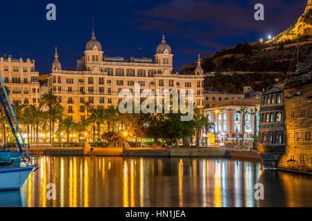 Alicante ist eine Hafenstadt am süd-östlichen Costa Blanca Spaniens und die Hauptstadt der Provinz Alicante Stockfoto