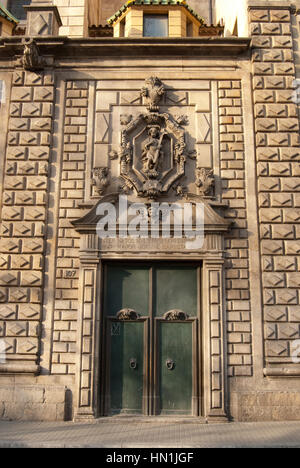 Reich verzierte Tür der Kirche Parròquia De La Mare de Déu de Betlem, Pfarrkirche unserer lieben Frau von Bethlehem in La Rambala in Barcelona gelegen Stockfoto