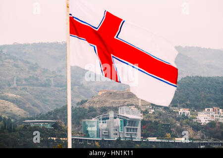 Flagge der georgischen orthodoxen Kirche über die Anlage von Gebäuden, Residenz und Handelszentrum In Sololaki Ridge im Besitz der georgischen Tycoon Boris (B Stockfoto