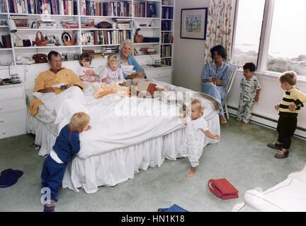 GEORGE H.W. BUSH als US-Vizepräsident mit Frau Barbara und ihre Kinder bei ihren Sommer zu Hause in Kennebunkport, Maine, ca. 1985. Foto: David Valdez/White House Stockfoto