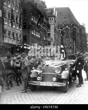 Nürnberg Rallye 1935 Hitler nimmt den Gruß mit Göring zweite von links am Auto Stockfoto