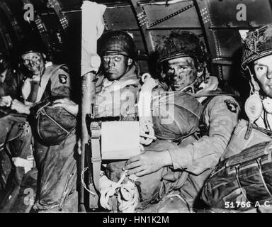 D-Day 6. Juni 1944 amerikanische Fallschirmjäger vorzubereiten, in Frankreich zu springen. Foto: U.S. Signal Corps Stockfoto