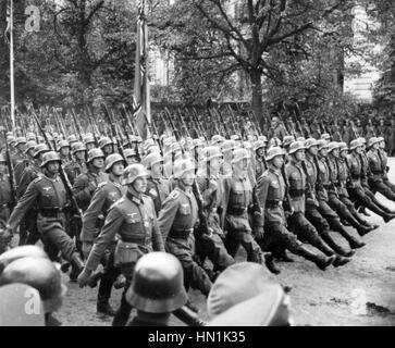 INVASION von Polen deutsche Truppen Parade durch Warschau 30. September 1939 Stockfoto