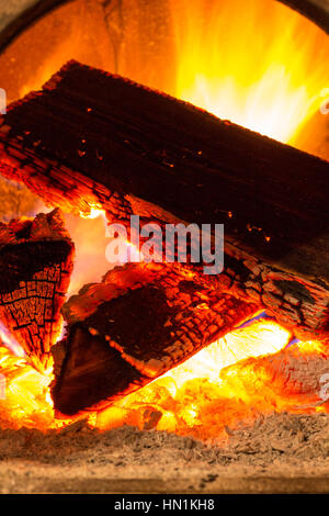 Feuer in einem Kamin Stockfoto