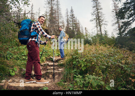 Lächelnd Freunde zusammen in den Wald wandern Stockfoto