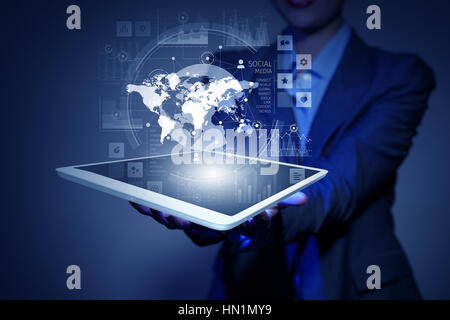 Tablet-pc in der Hand von Unternehmer und finanzielle Grafikschnittstelle Stockfoto
