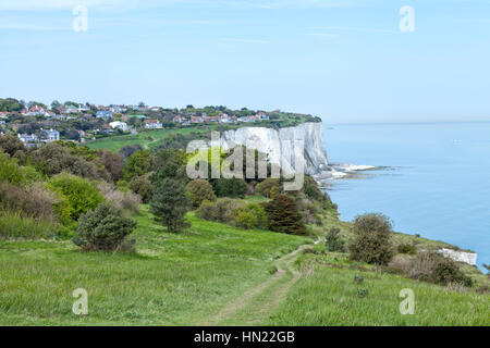 Küste Rasen Fußweg auf weißen Klippen von Dover führt zu einem Dorf am Rande Stockfoto