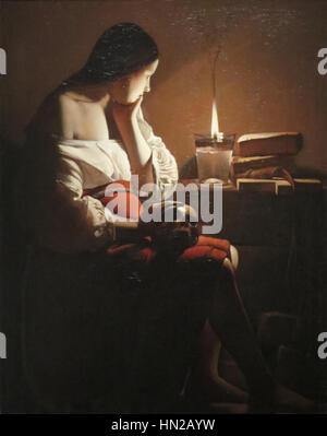 „Magdalen mit der rauchenden Flamme“ von Georges de La Tour, um 1640, ist ein bemerkenswertes Beispiel für barocken Realismus. Das Gemälde zeigt Maria Magdalena in einem Moment der Besinnung, beleuchtet durch die sanfte, dramatische Beleuchtung, die für La Tours Werk charakteristisch ist und Reue und innere Reflexion symbolisiert. Stockfoto