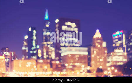 Farbe getönt unscharfes Bild von Chicago downtown in der Nacht, abstrakte städtischen Hintergrund, USA. Stockfoto