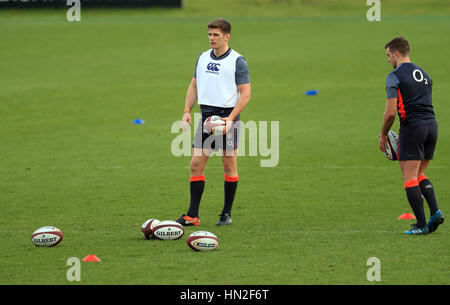 Owen Farrell (links) und George Ford während der Trainingseinheit im Pennyhill Park, Bagshot Englands. Stockfoto