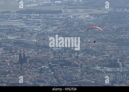 Paragliding vom Puy de Dôme, über Clermont-Ferrand, Auvergne, Frankreich Stockfoto