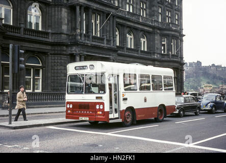 Edinburgh, UK - 1973: Vintage Bild der Bus an der Princes Street in Edinburgh.  Seddon Pennine 102 (Registrierung BWS 102L). Stockfoto