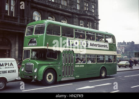 Edinburgh, UK - 1973: Vintage Bild der Bus an der Princes Street in Edinburgh.  Östlichen schottischen Bristol Lodekka FLF488 (Registrierung LAH 488E). Stockfoto