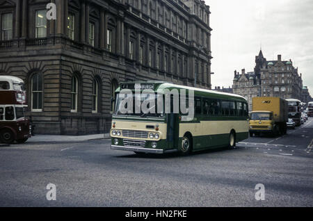 Edinburgh, UK - 1973: Vintage Bild des Busses in Edinburgh.  Schottische Omnibusse ZH478 (Registrierungsnummer BFS 478L). Stockfoto