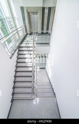 Aufzug, Treppen - Treppe-geschossige Bürogebäude Stockfoto