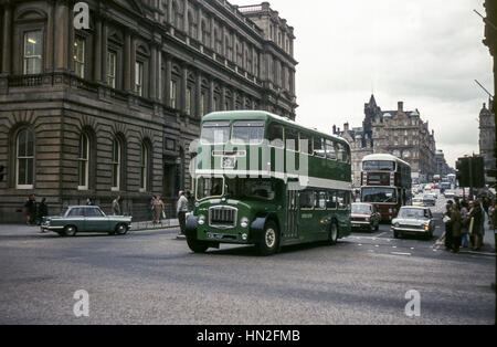 Edinburgh, UK - 1973: Vintage Bild des Busses in Edinburgh.  Östlichen schottischen Bristol Lodekka FLF6G (Registrierung KDL145F). Stockfoto