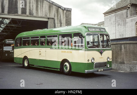 Edinburgh, UK - 1973: Vintage Bild des Busses in Edinburgh.  Östlichen schottischen ACE Vertrauen B964(registration 121CVD). Stockfoto