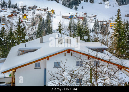 Blick auf Downtown in Ischgl, Skii Wintersportort. Stockfoto