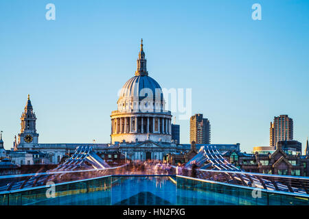 Abendlicht fällt auf die Millennium Bridge und St. Pauls Cathedral in London. Stockfoto