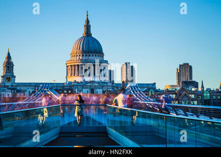 Abendlicht fällt auf die Millennium Bridge und St. Pauls Cathedral in London. Stockfoto