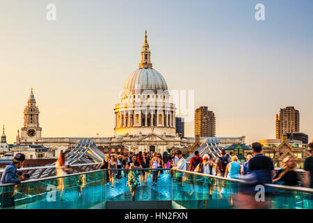 Abendlicht fällt auf die Millennium Bridge und St. Pauls Cathedral in London. Stockfoto