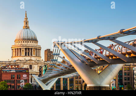 Abendlicht fällt auf die Millennium Bridge und St. Pauls Cathedral in London. Stockfoto