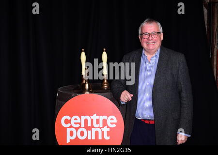 Christopher Biggins Teilnahme an Centrepoints ultimative Pub Quiz Spendenaktion 2017 im Village Underground in Shoreditch, London statt. Erlös aus der Veranstaltung hilft obdachlosen Jugendlichen einen sicheren Ort zu bleiben, sowie wichtige Unterstützung bei der Verbesserung ihrer psychischen und physischen Gesundheit und eine Route in Ausbildung oder Arbeit zu finden. PRESSEVERBAND Foto. Bild Datum: Sonntag, 7. Februar 2016. Bildnachweis sollte lauten: Ian West/PA Wire Stockfoto