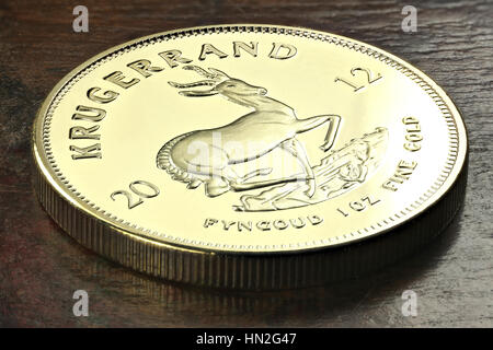 Südafrika 1 Unze gold Bullion Münze auf hölzernen Hintergrund Stockfoto