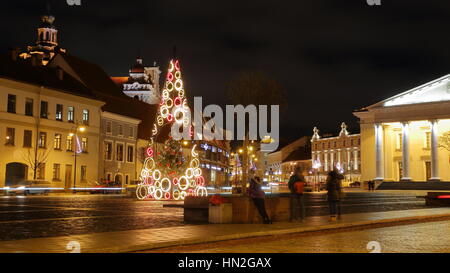 VILNIUS, Litauen - 2. Januar 2017: Ein Quadrat in der Altstadt bei Nacht mit der Rathausfassade auf der rechten Seite und St Casimir-Kirche in der backg Stockfoto