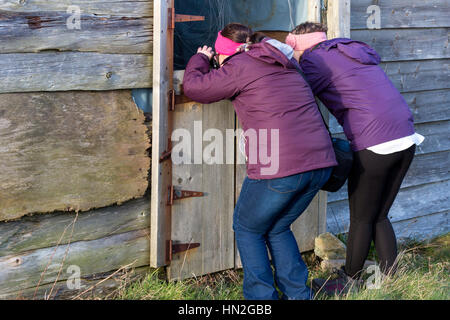 Zwei junge Frauen fotografieren von Landschaften, County Kerry, Irland Stockfoto