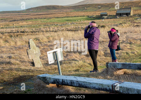 Zwei junge Frauen fotografieren von Landschaften, County Kerry, Irland Stockfoto